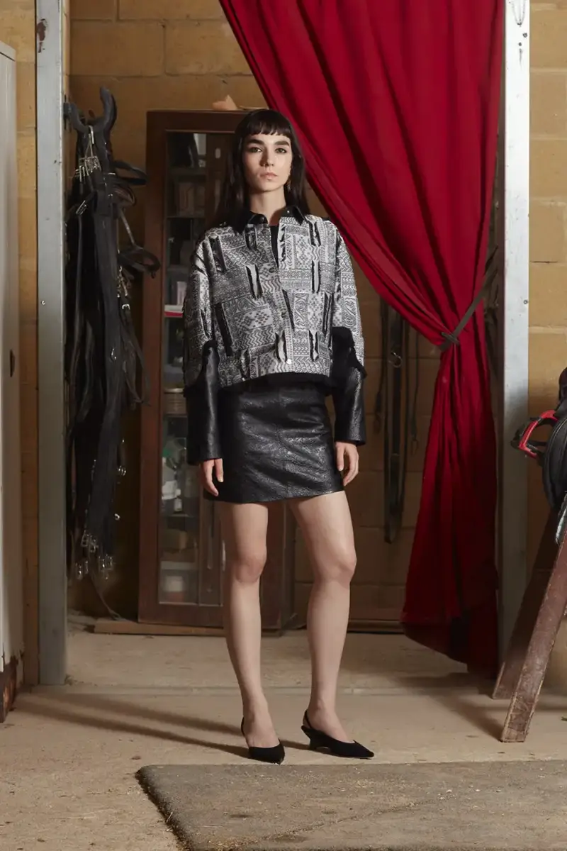 کت دامن کوتاه چرم پرده قرمز پای برهنه